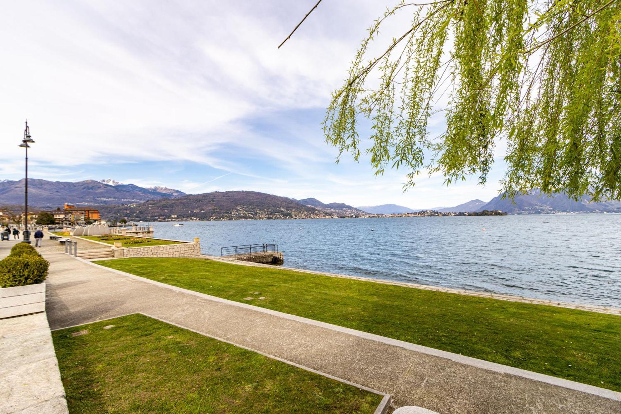 Golden Lake - Luxury Apartment ☆☆☆☆☆ - 100M From The Lake Бавено Екстер'єр фото